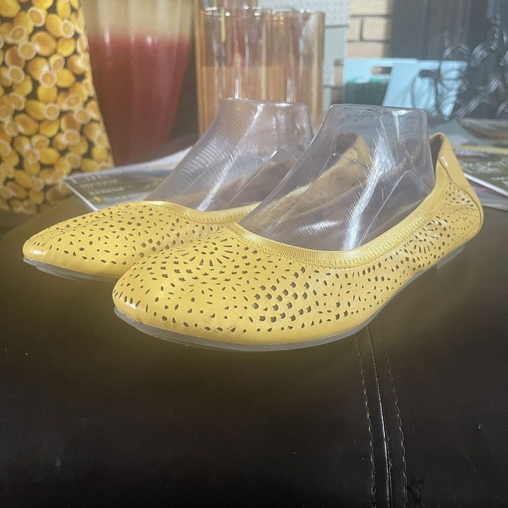 Vionic Robyn Womens Size 12 Soft Perforated Leather Ballet Flats Laser Cut - Picture 2 of 16